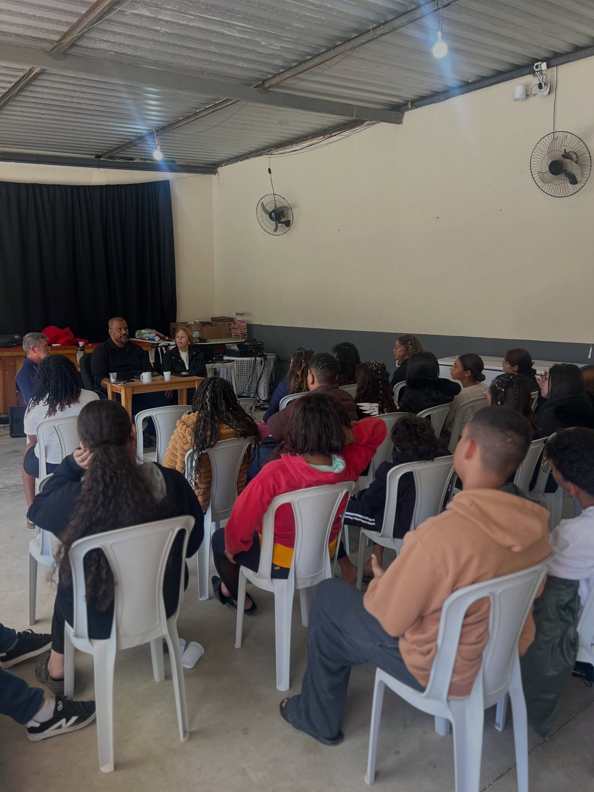Jovens reunidos em um encontro