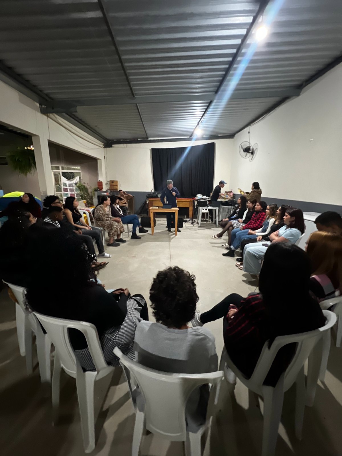 Grupo sentado em roda durante encontro