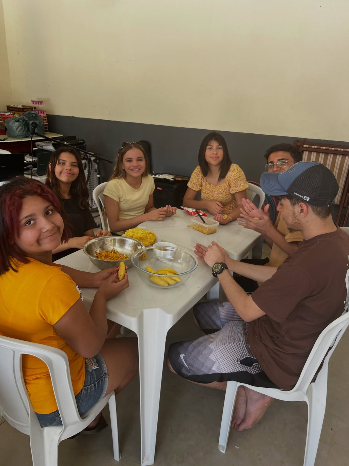 Jovens reunidos ao redor da mesa