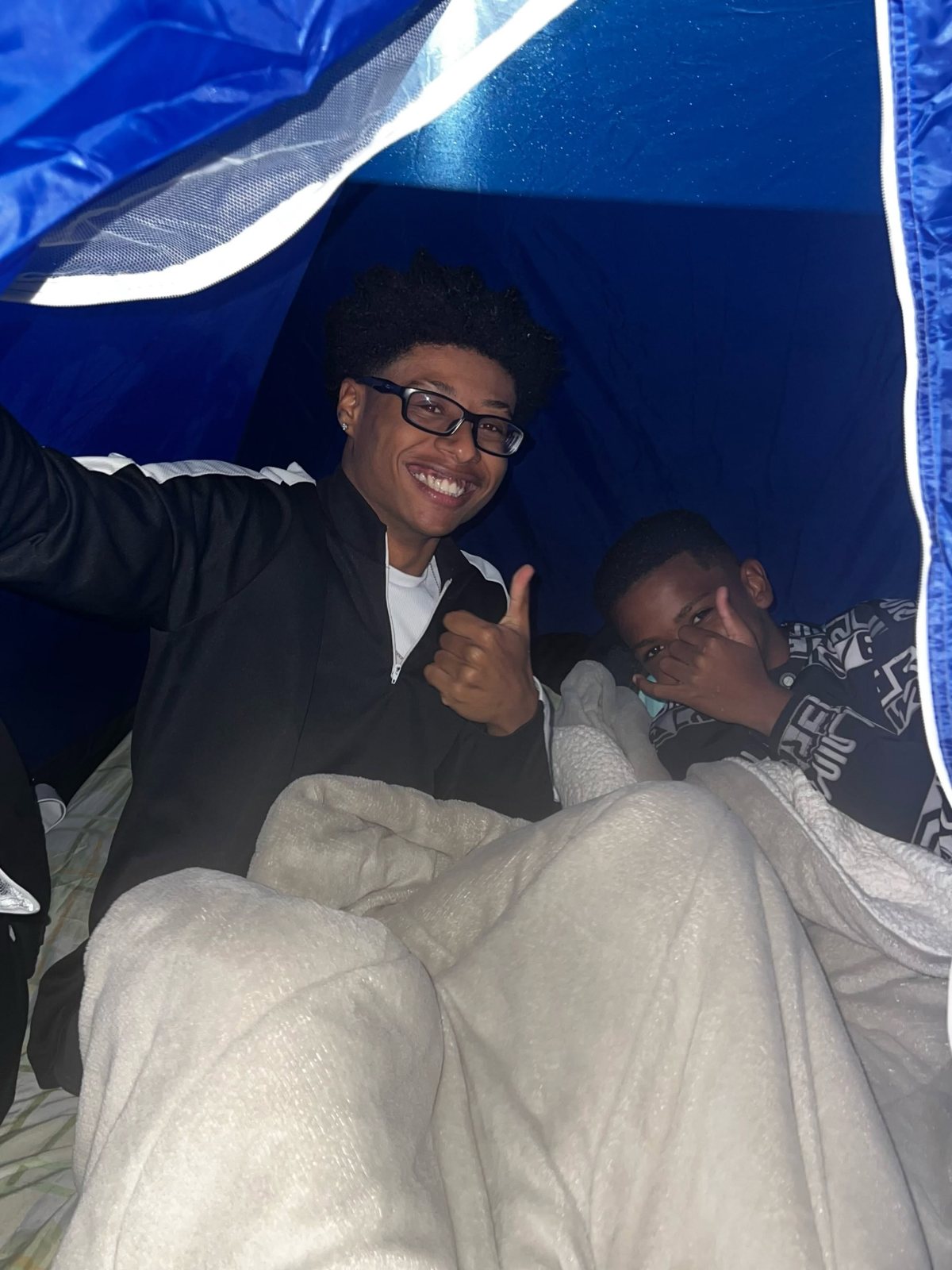 Jovens sorrindo em um encontro