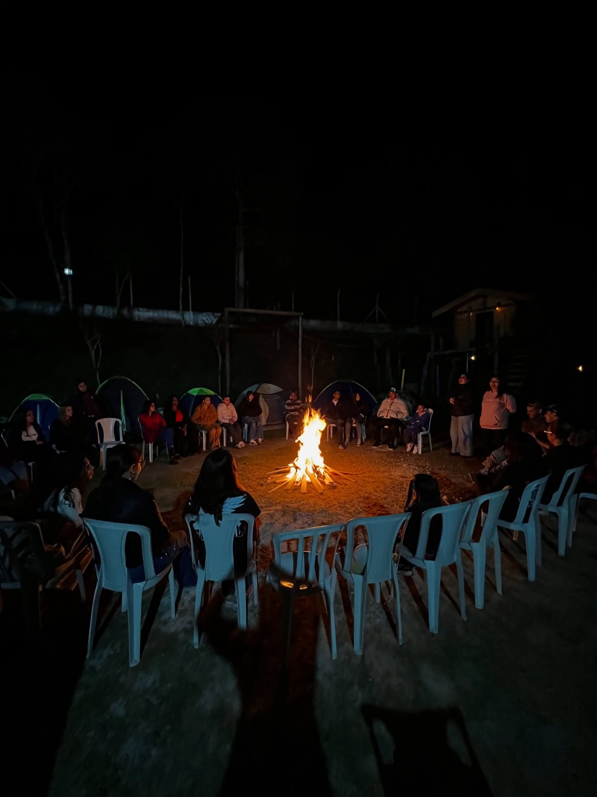 Jovens reunidos ao redor de uma fogueira