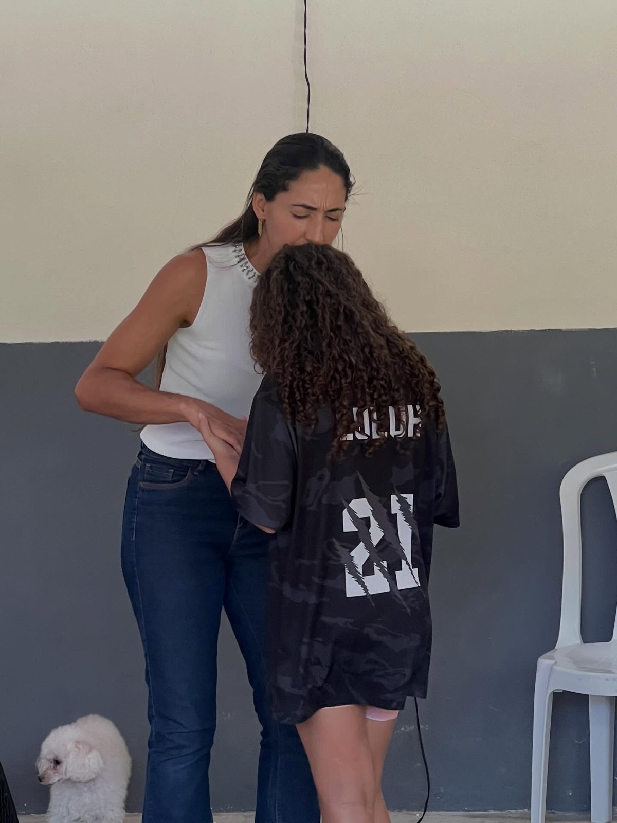 Duas jovens conversando