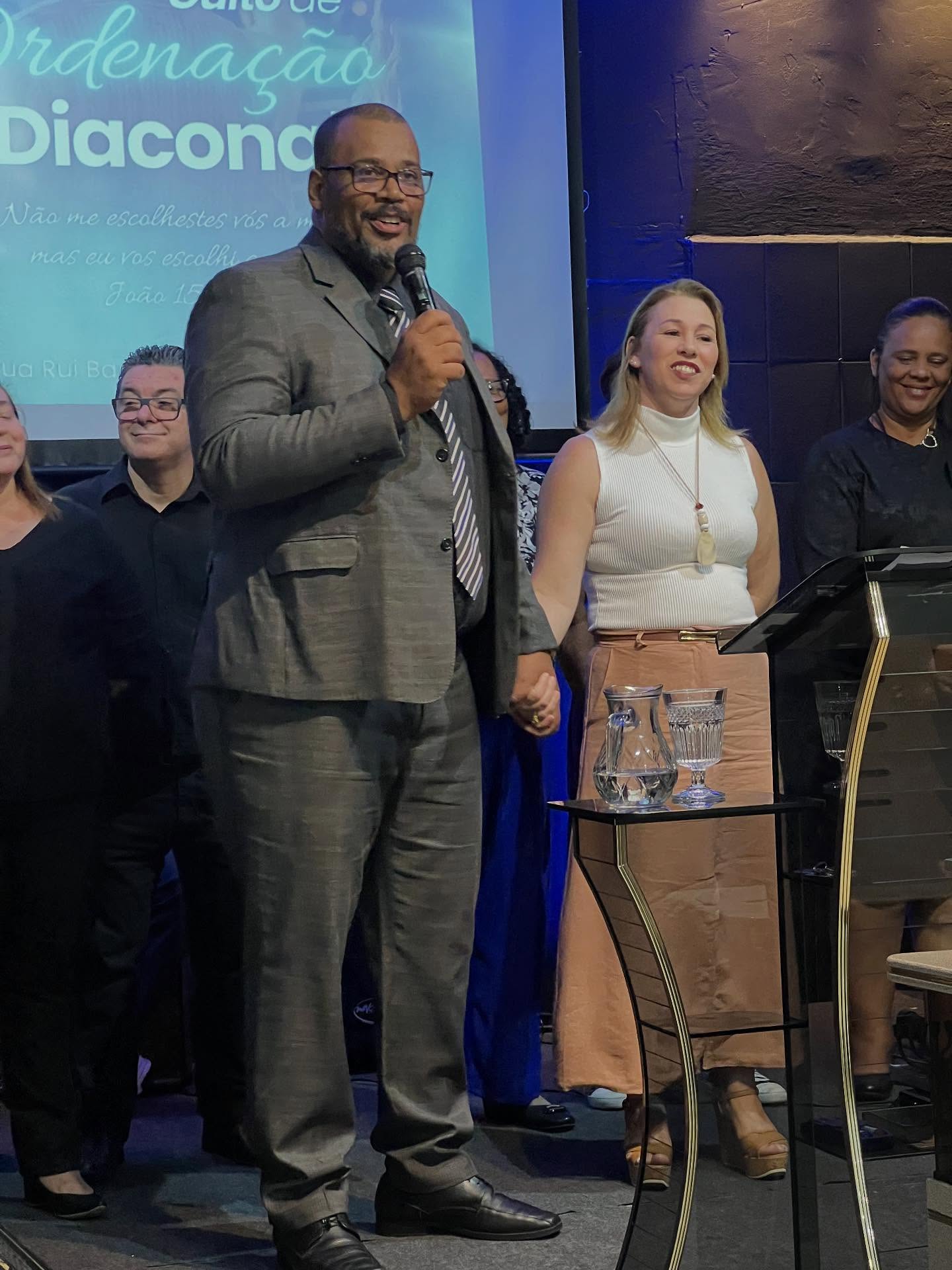 Liderança e membros reunidos durante um culto