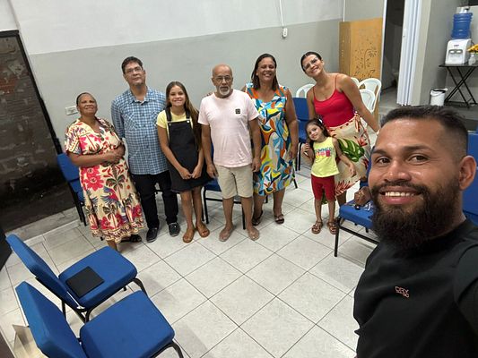 Pessoas reunidas em uma Casa de Vida