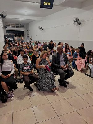 Pessoas reunidas em um culto