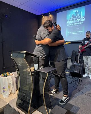 Abraço durante um culto