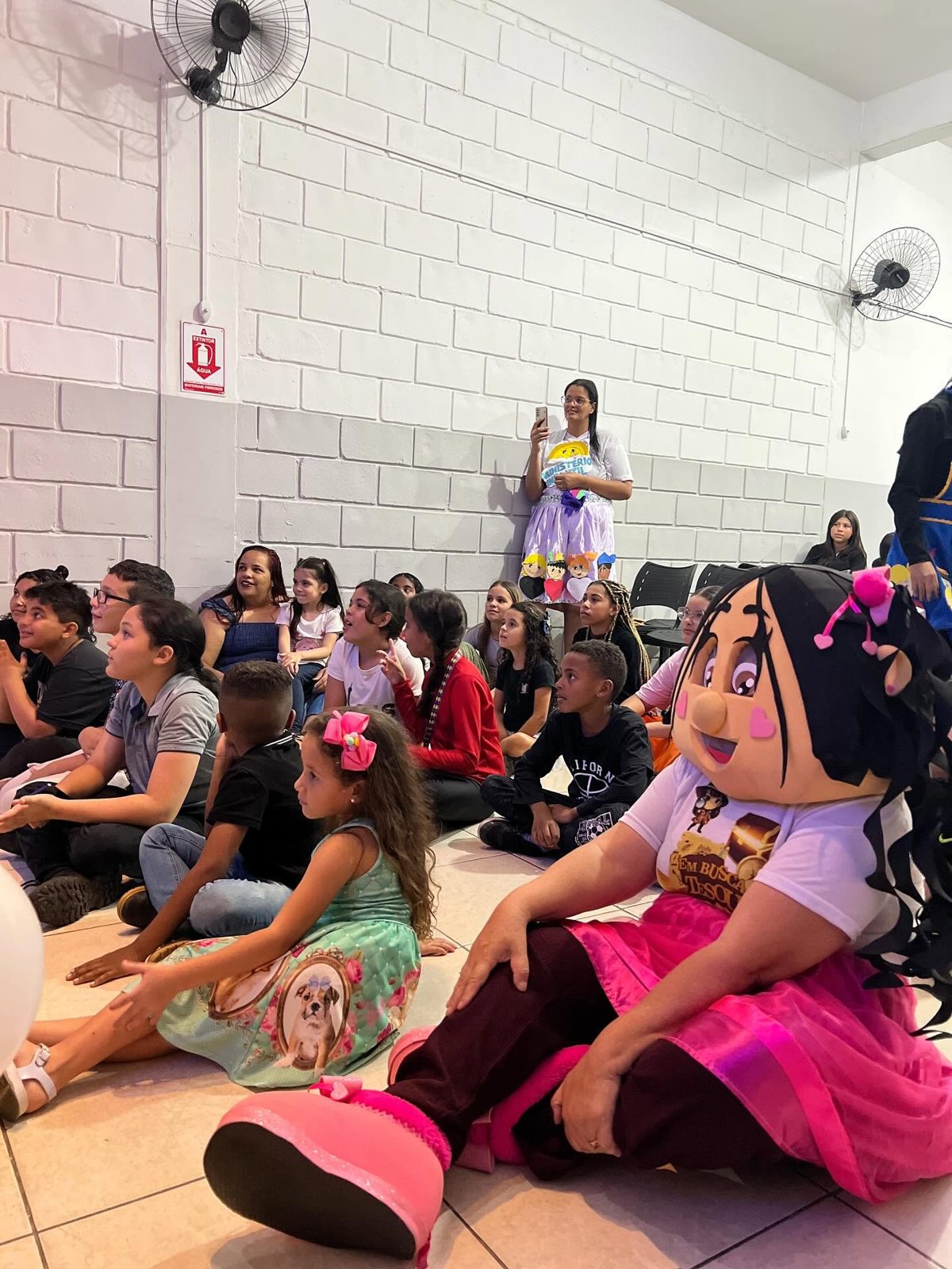 Crianças participando de um encontro na Siloé