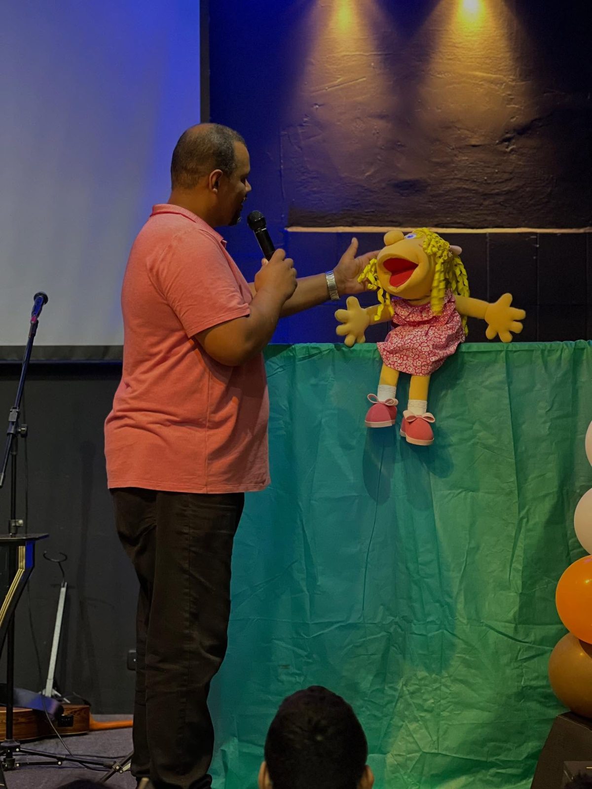 Apresentação com fantoche para crianças