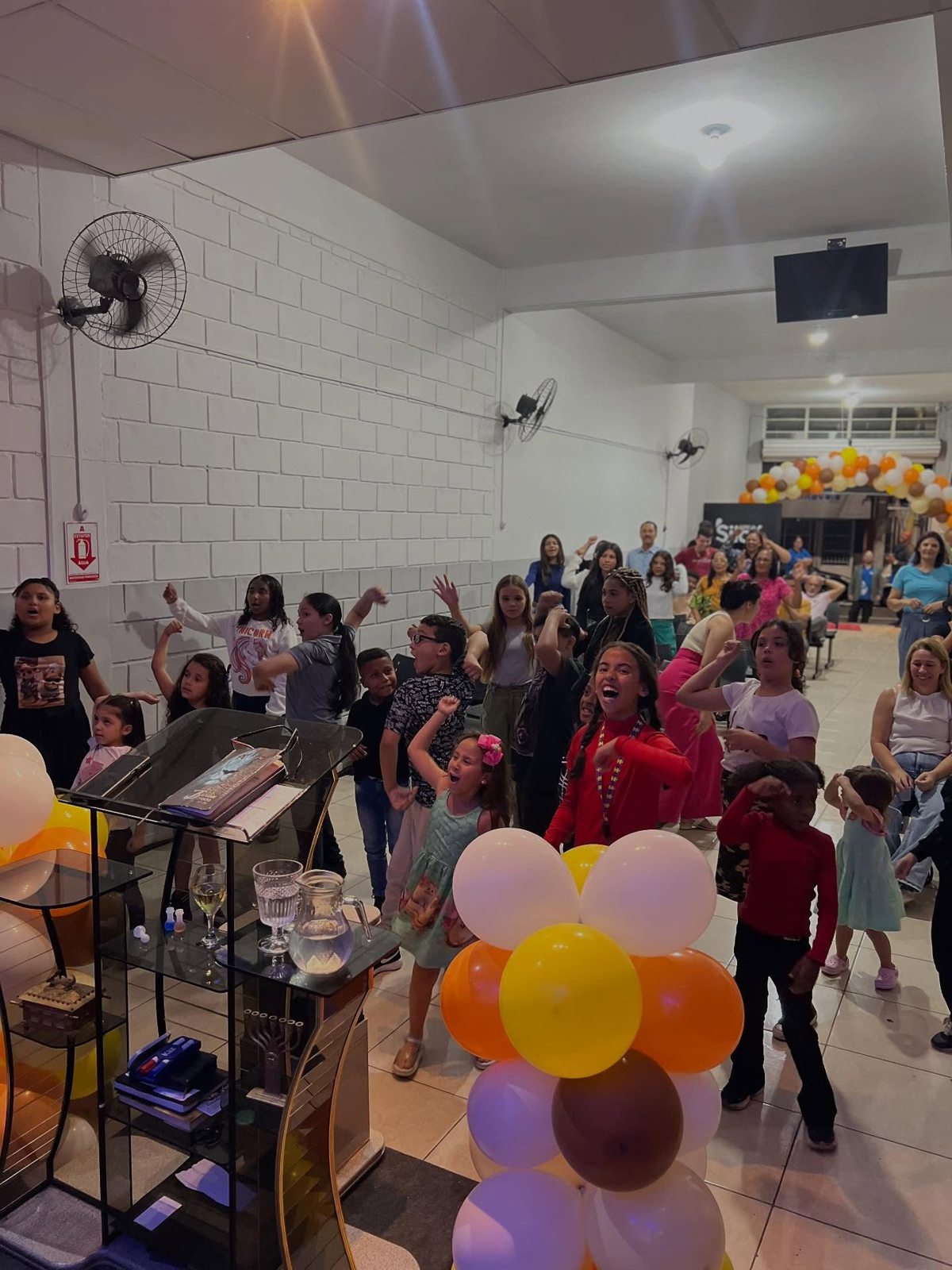 Crianças e famílias reunidas na igreja