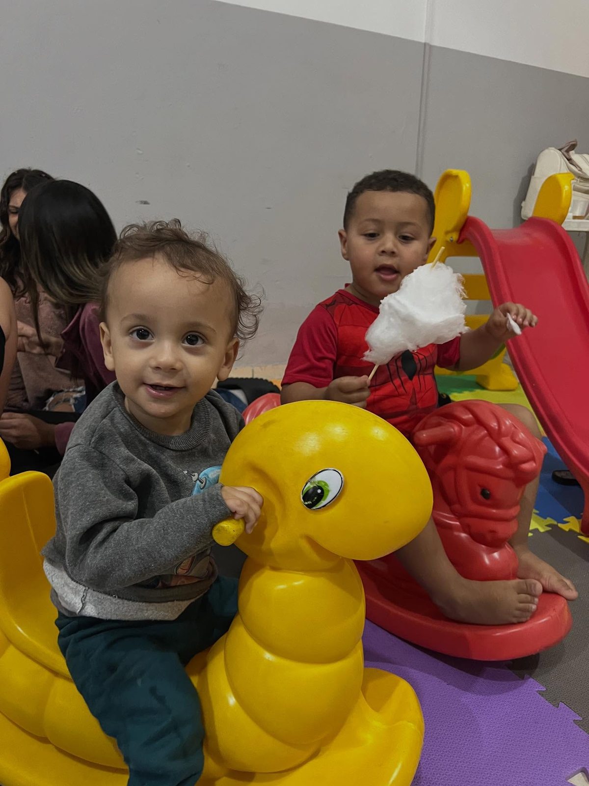 Criança brincando em brinquedo colorido