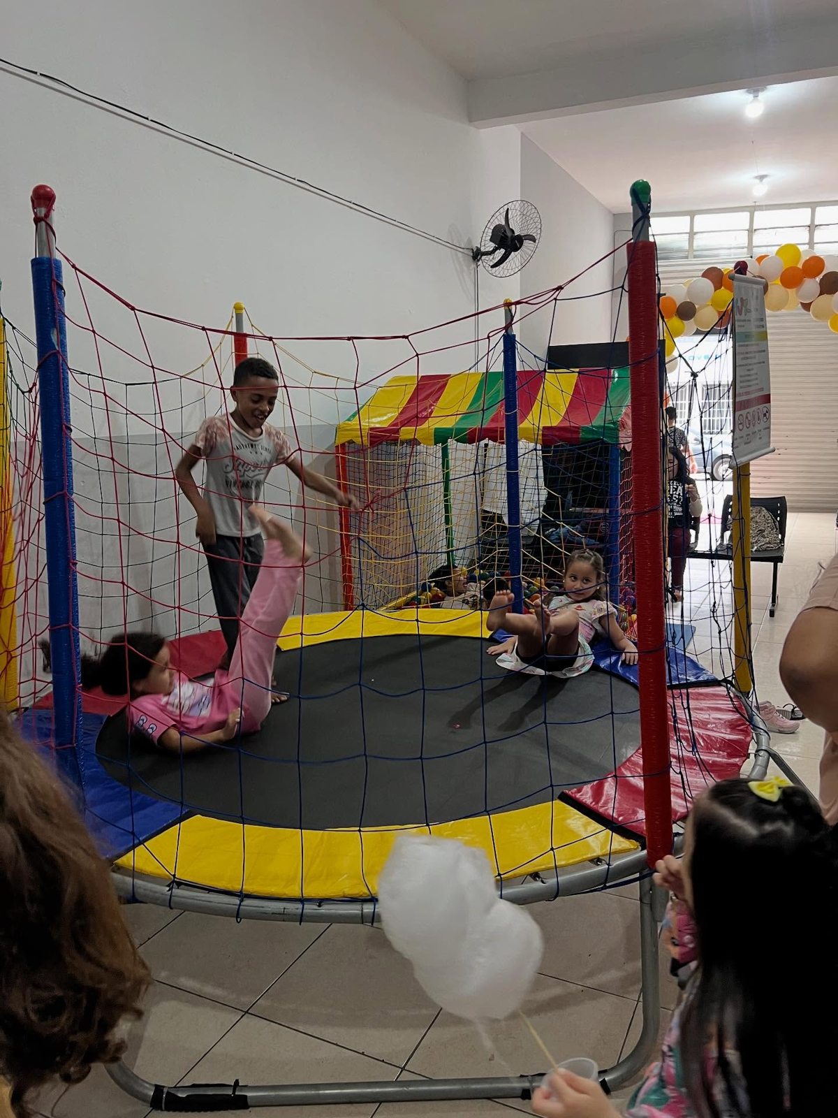 Crianças brincando em cama elástica