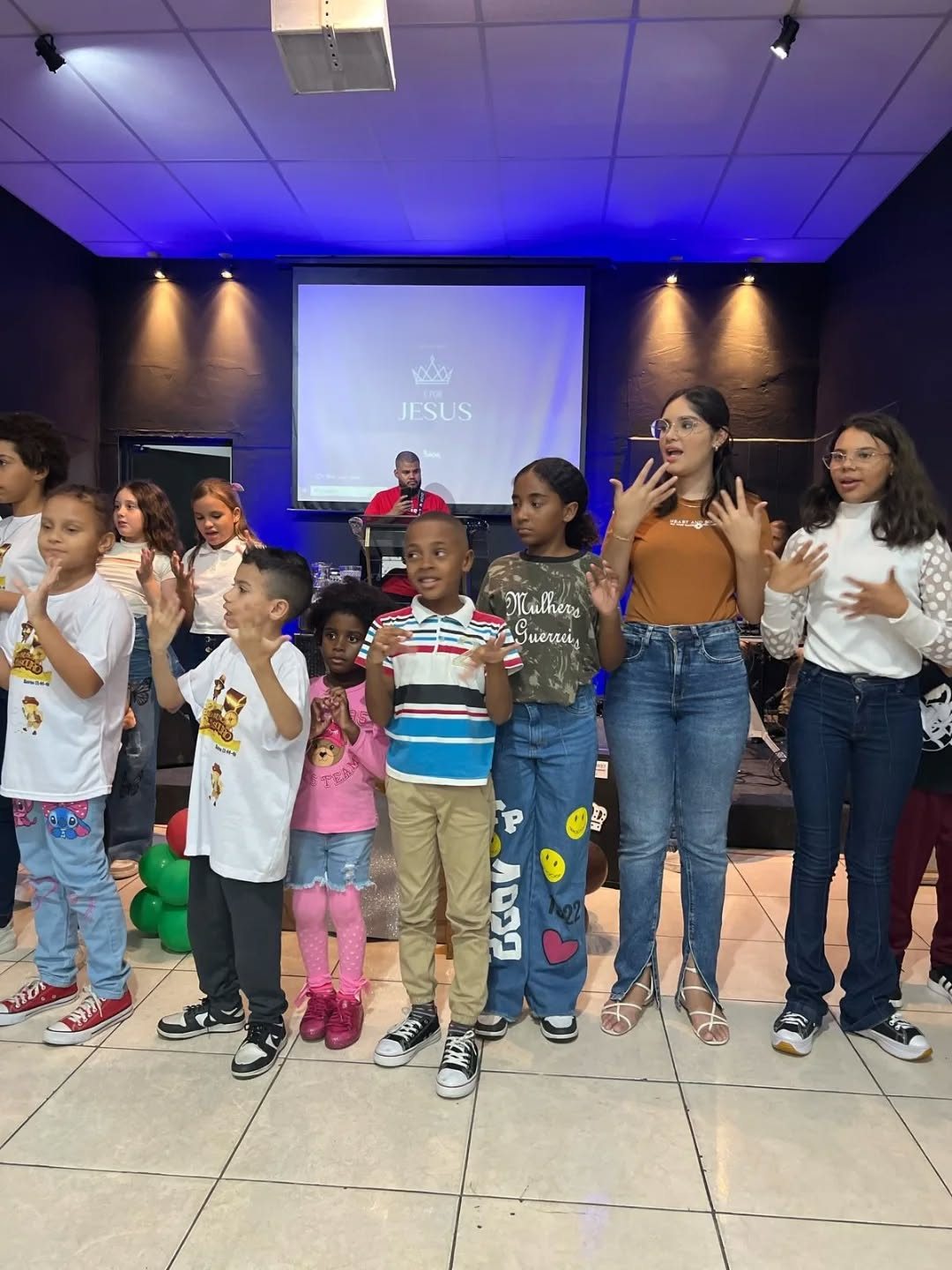 Crianças participando de apresentação na igreja
