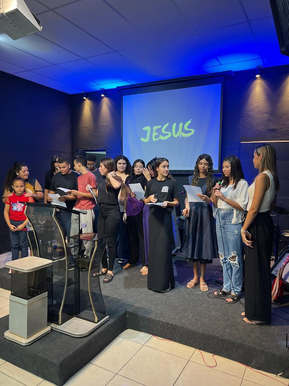 Adolescentes do ministério Reação reunidos na igreja