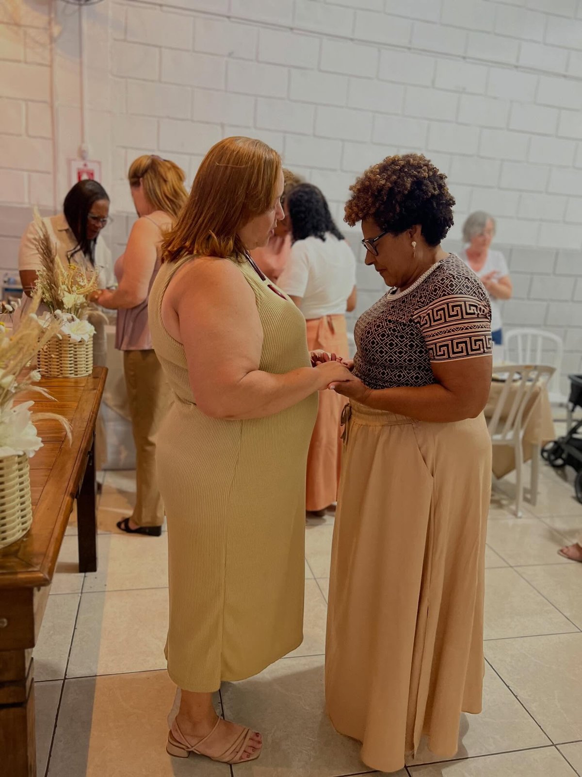 Mulheres reunidas na Igreja Siloé