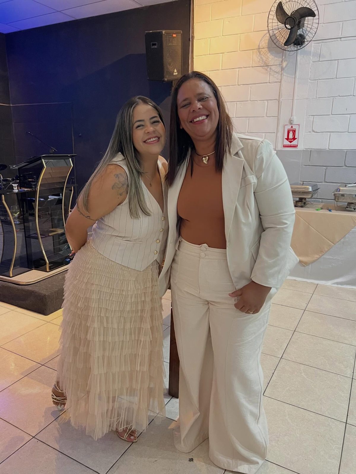 Duas mulheres sorrindo durante um encontro