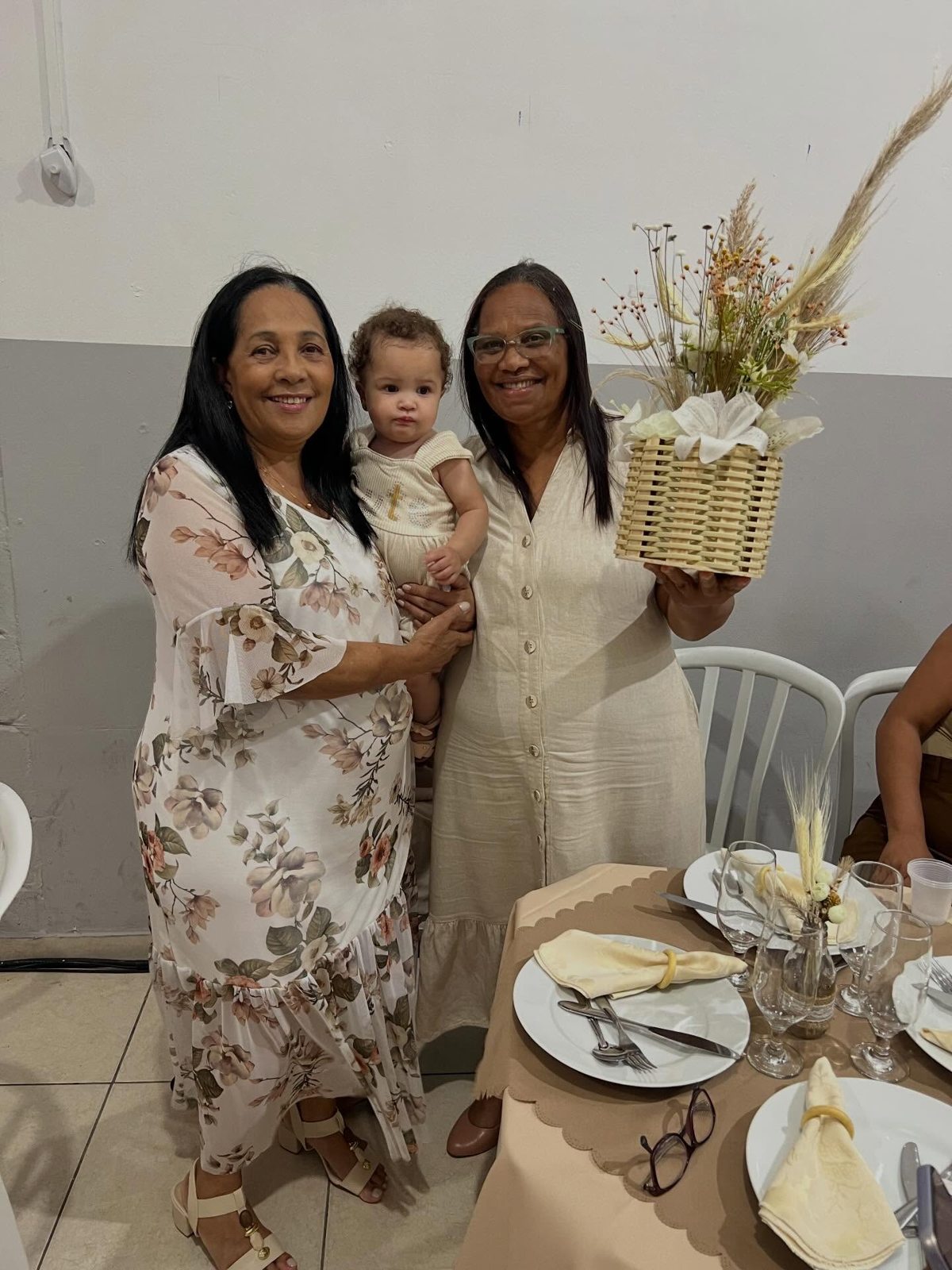 Mulheres e criança reunidas em um encontro