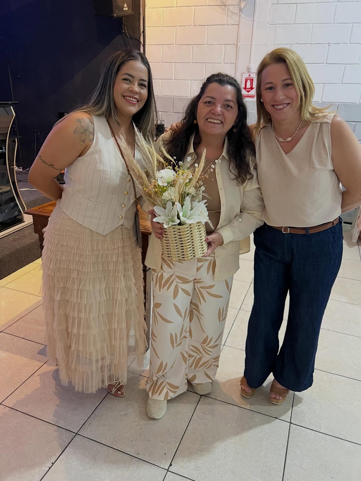 Três mulheres sorrindo juntas