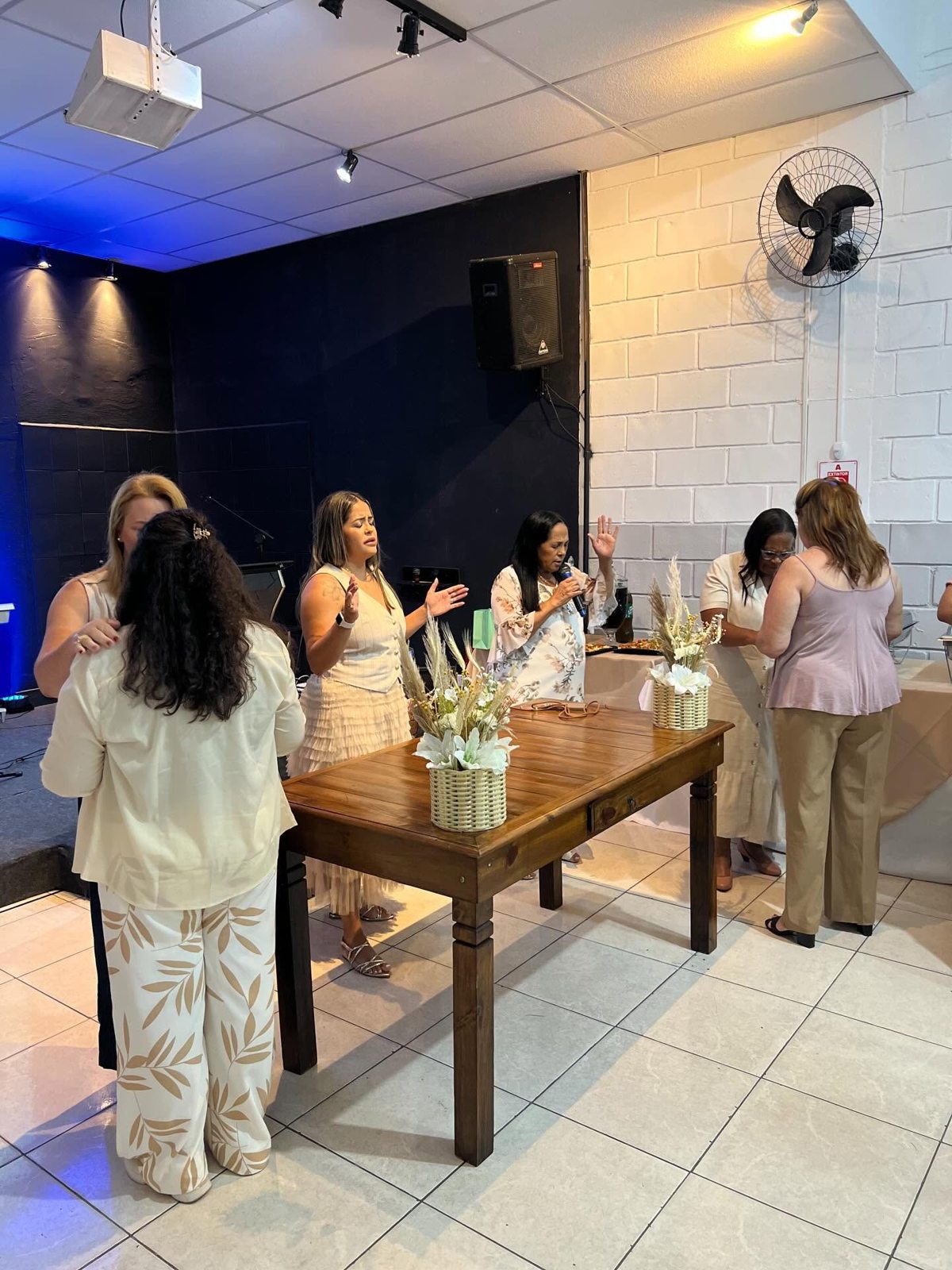 Mulheres reunidas em um encontro do ministério