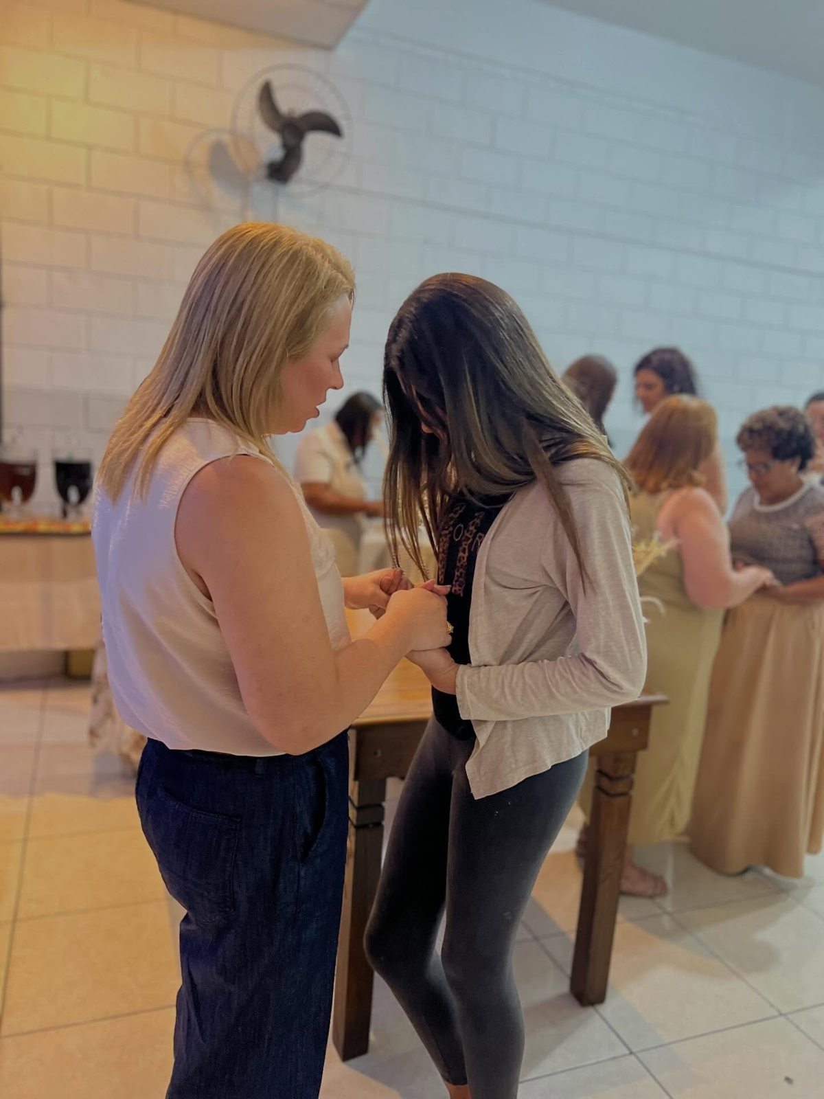 Duas mulheres conversando no encontro