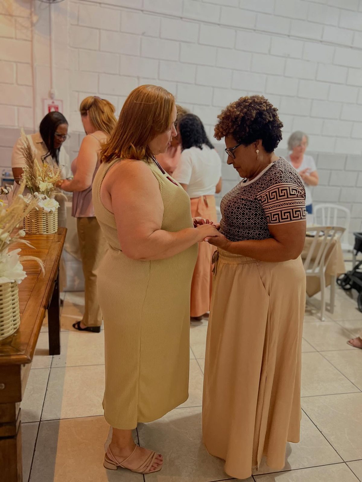 Mulheres se apoiando durante uma reunião