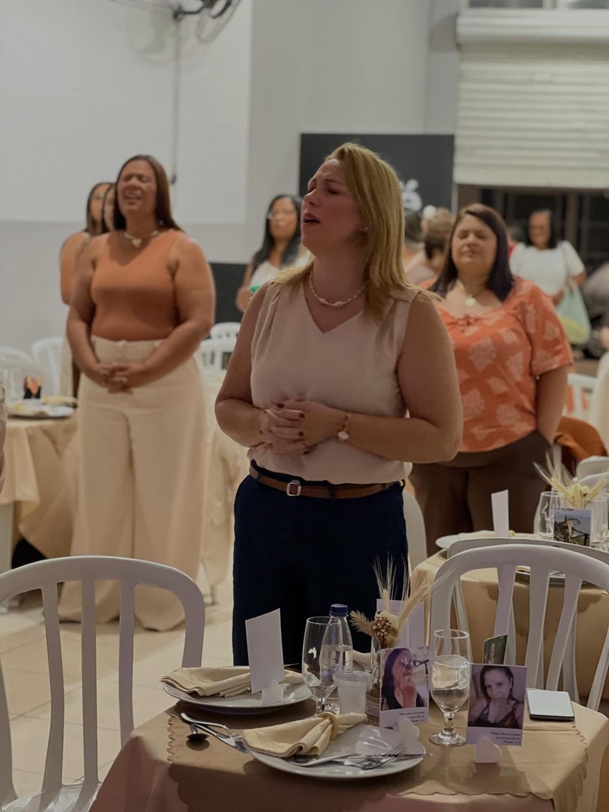 Mulheres participando de um encontro