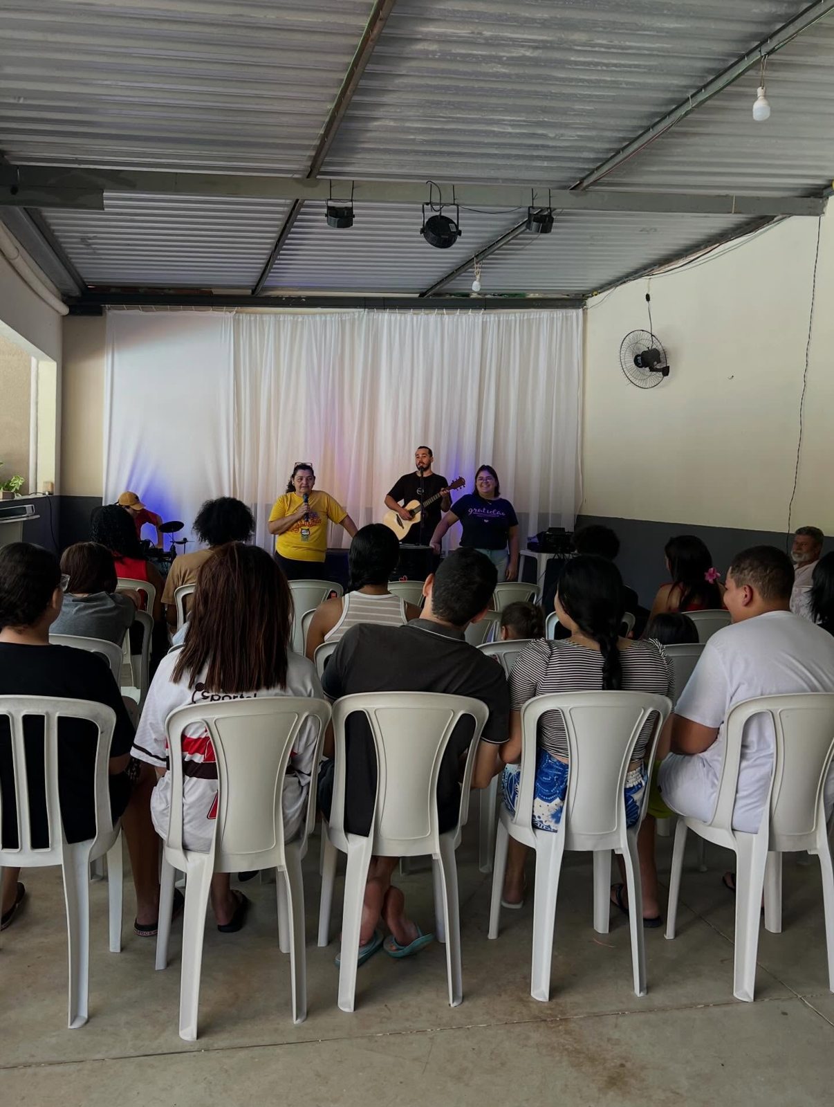 Adolescentes reunidos em encontro da igreja