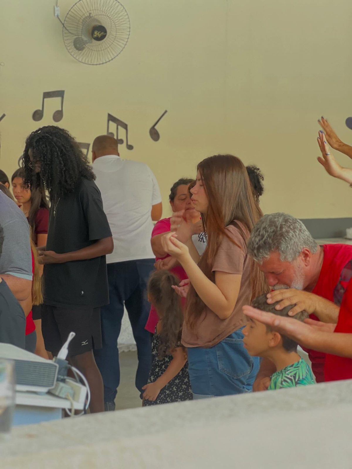Adolescentes participando de uma atividade