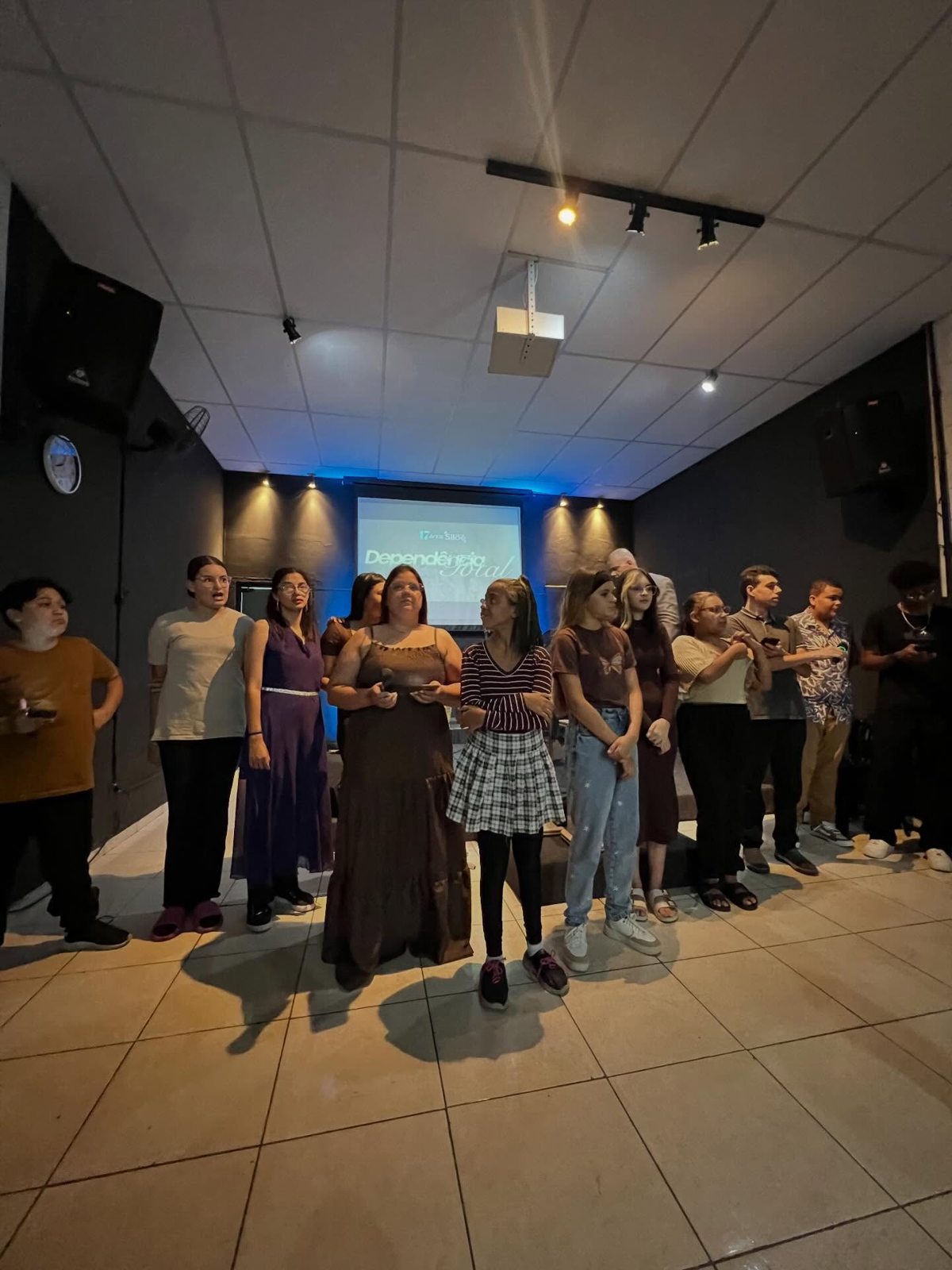 Adolescentes reunidos no palco durante encontro do Reação