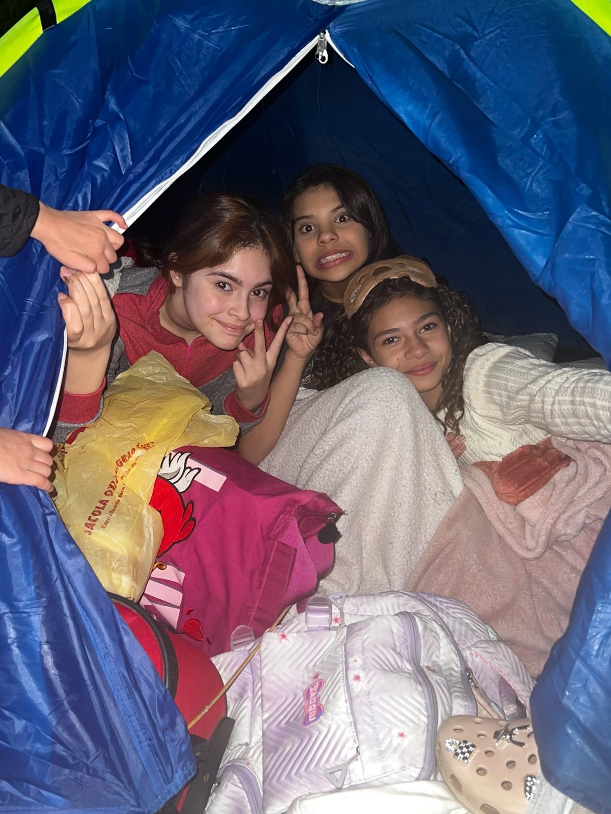 Grupo de adolescentes em uma barraca
