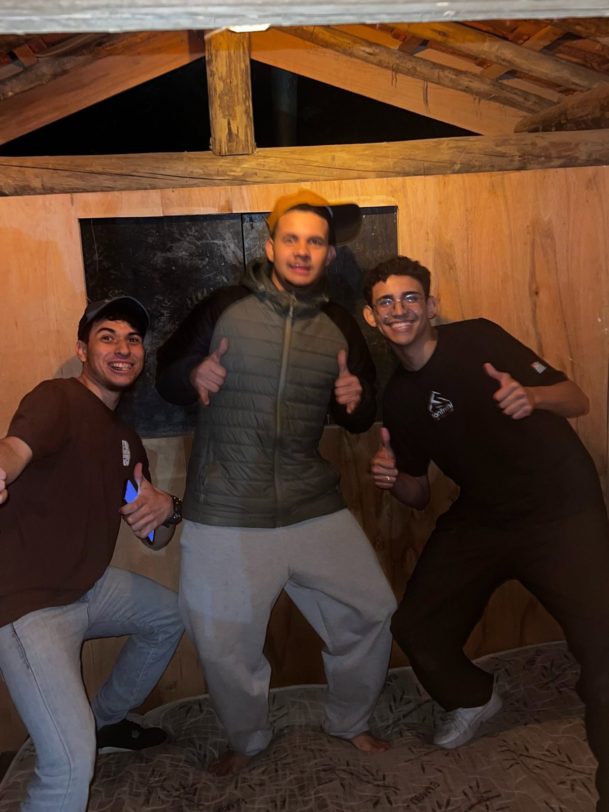 Adolescentes e líder sorrindo juntos