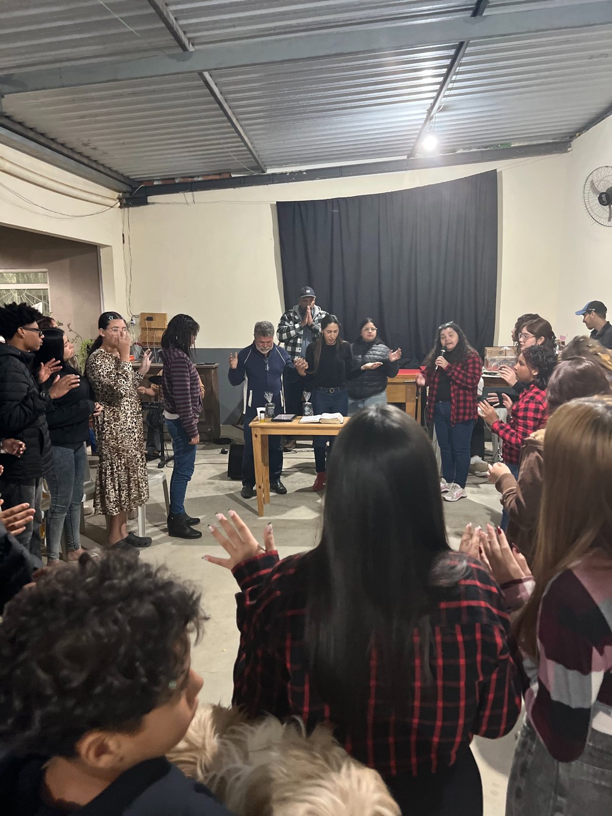 Adolescentes reunidos em atividade