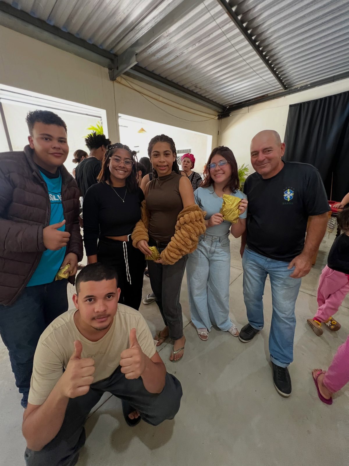 Grupo de adolescentes e adultos reunidos