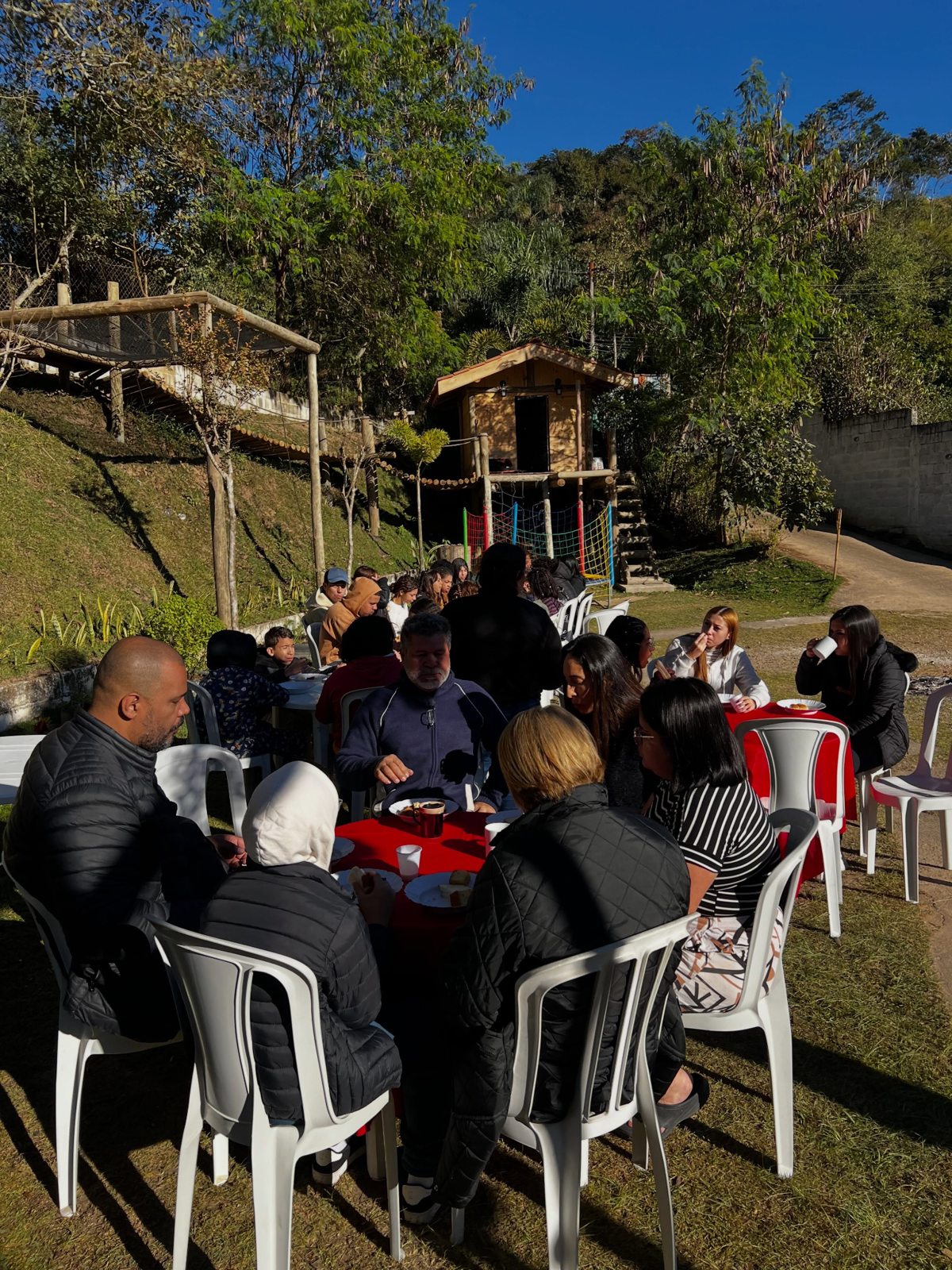 Comunidade reunida ao ar livre