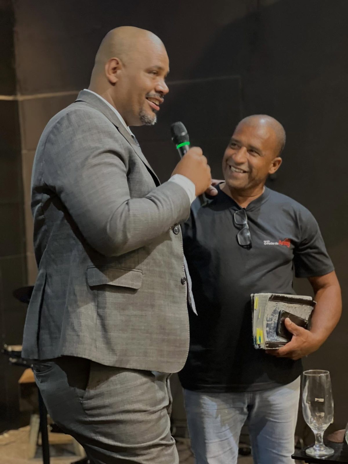 Dois homens conversando durante um evento da Siloé