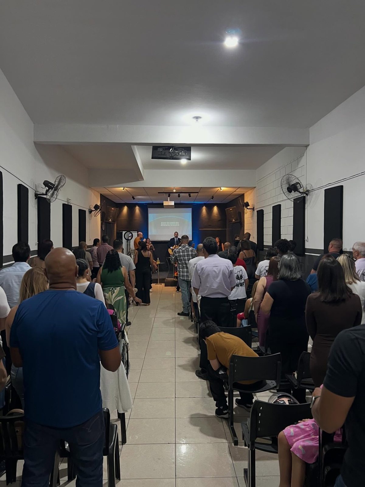 Comunidade reunida no templo