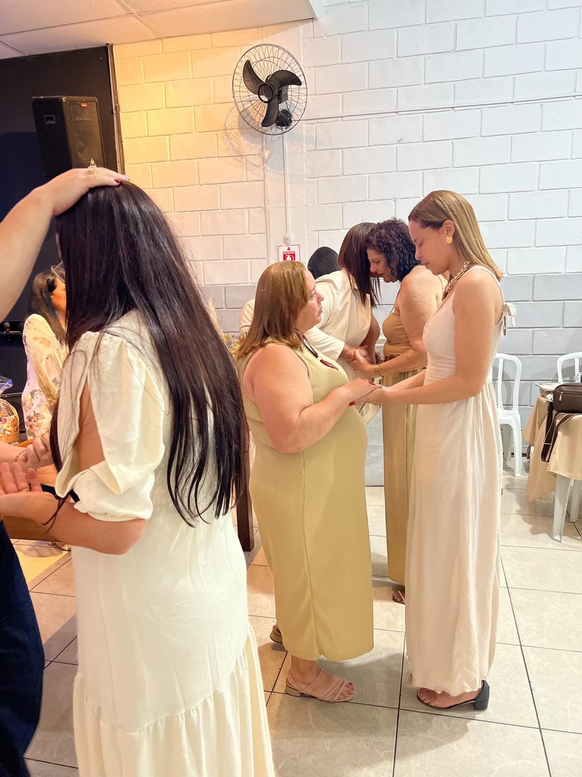 Mulheres reunidas em oração
