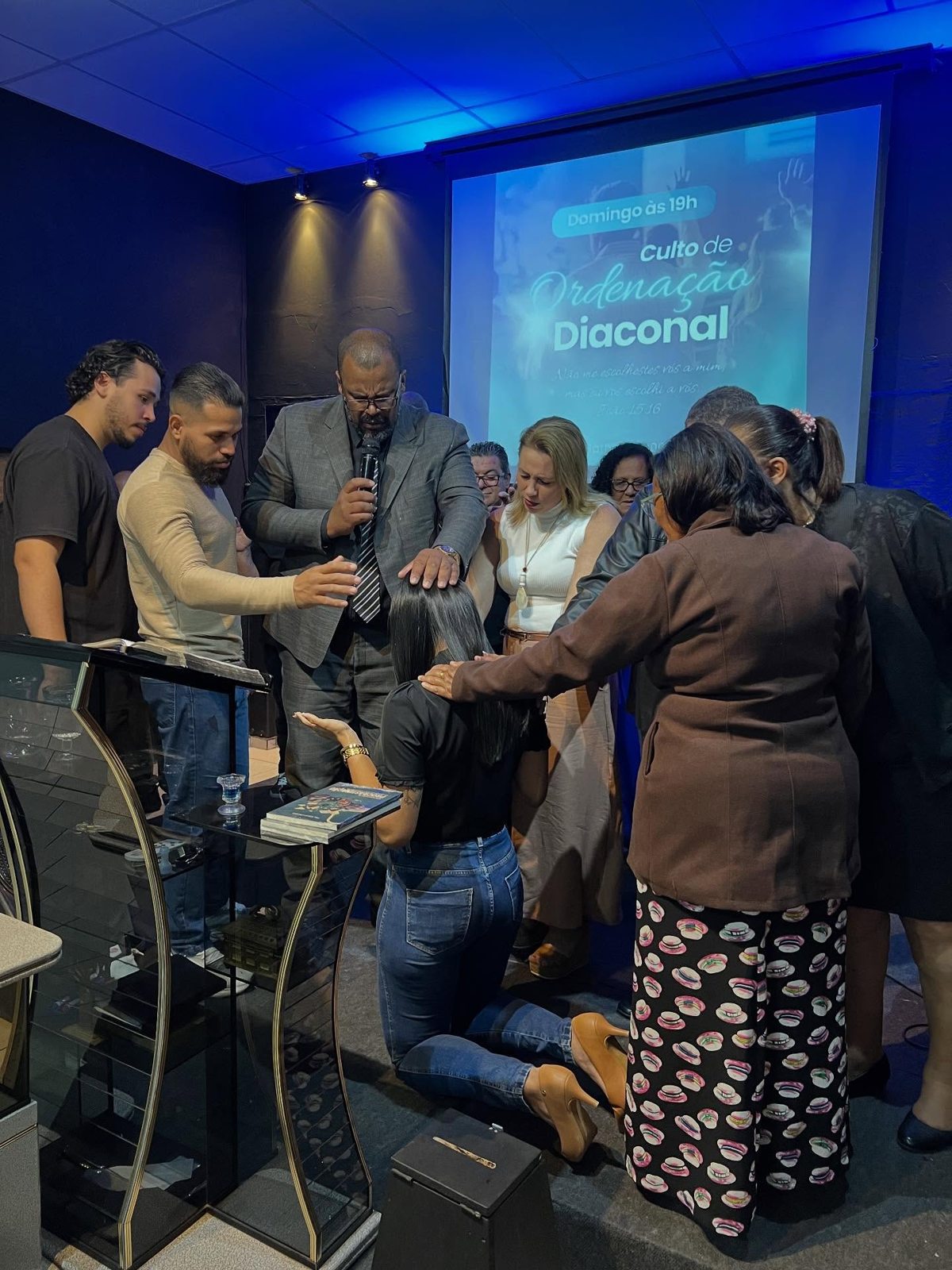 Pessoas reunidas em oração no altar