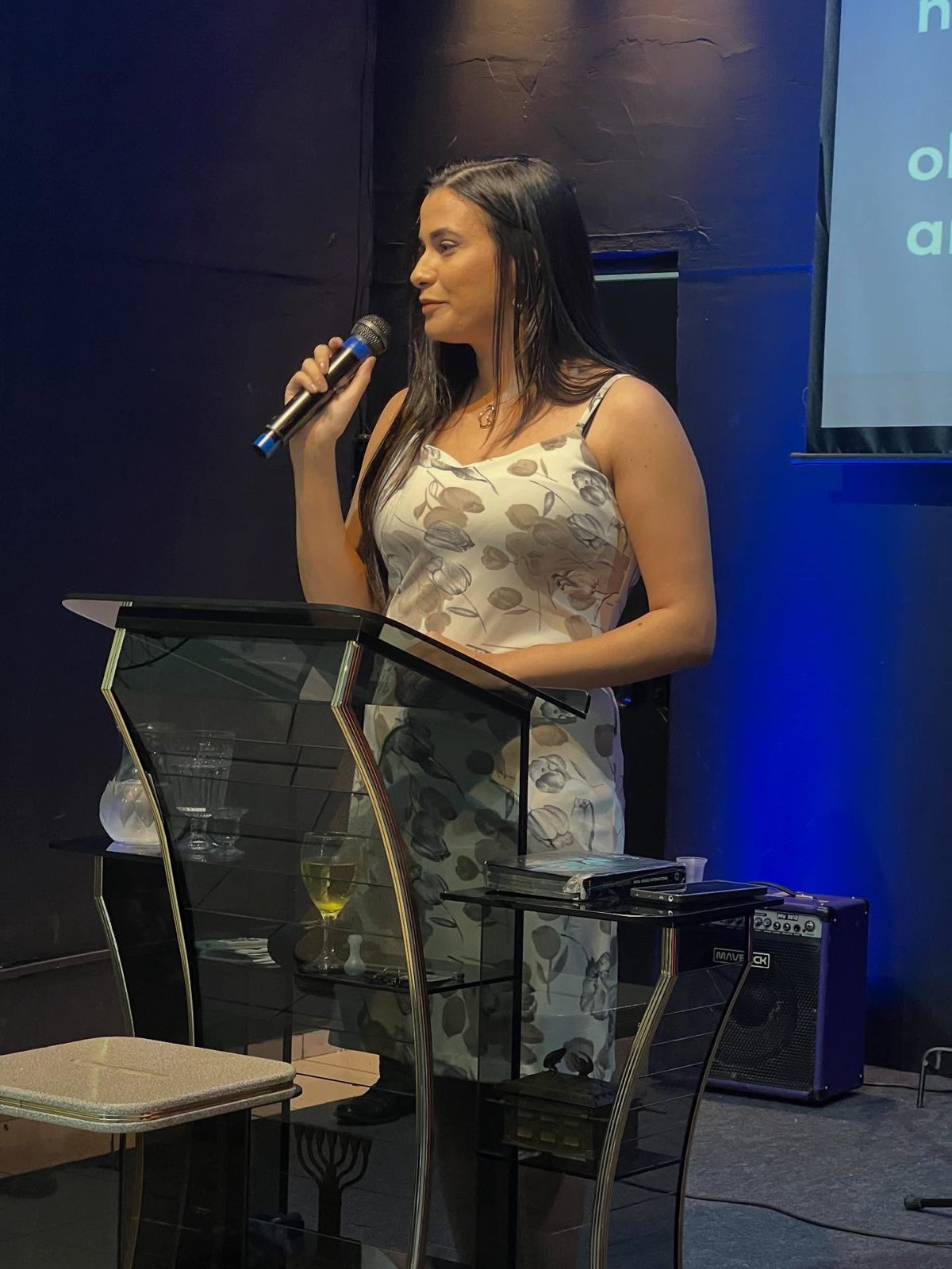 Mulher falando no púlpito