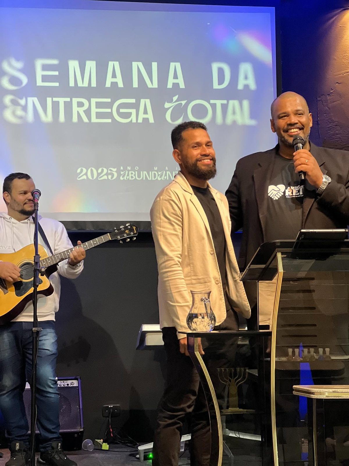 Dois homens falando no púlpito