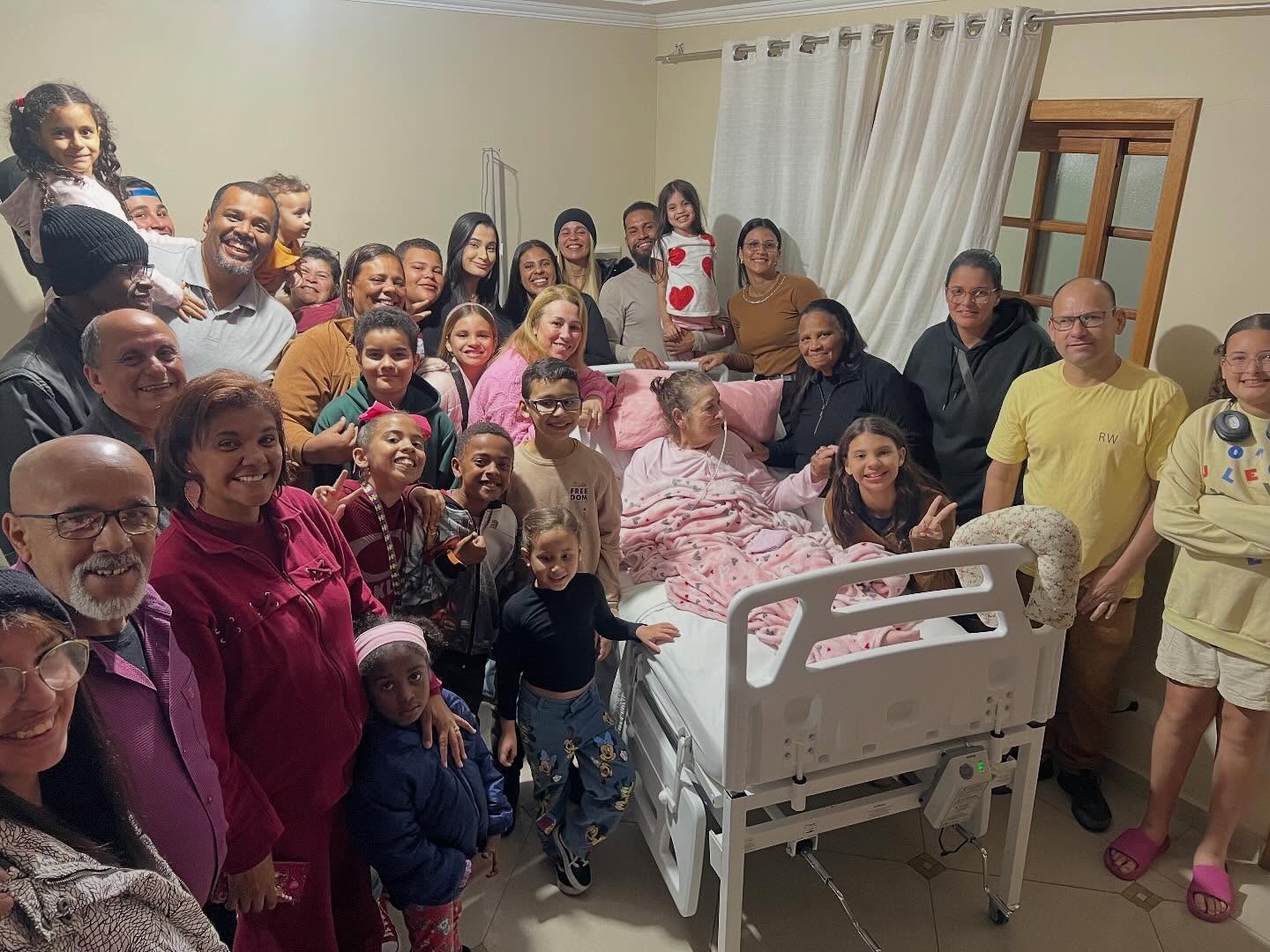 Comunidade reunida em uma visita de apoio